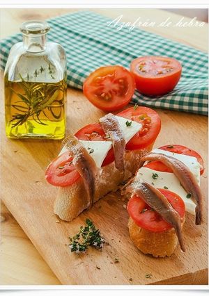 Una foto de Tosta de queso fresco y anchoas