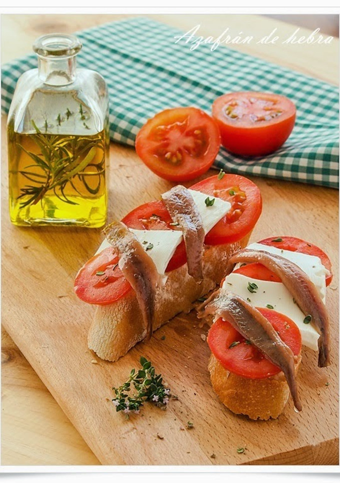 Una foto de Tosta de queso fresco y anchoas