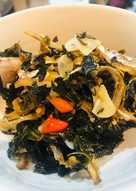 Tumis daun pepaya dan ikan asin