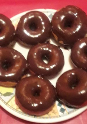 Una foto de Donas cubiertas con chocolate