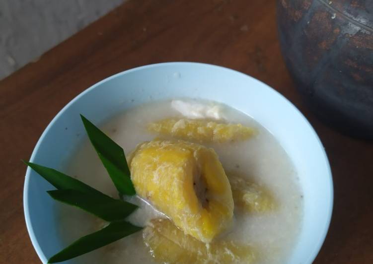 Pallu Butung Telur (kolak pisang telur)