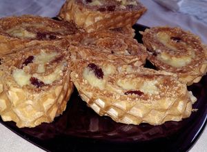 O poză a rețetei Ruladă cu foi de napolitană și lapte praf cu biscuiți.