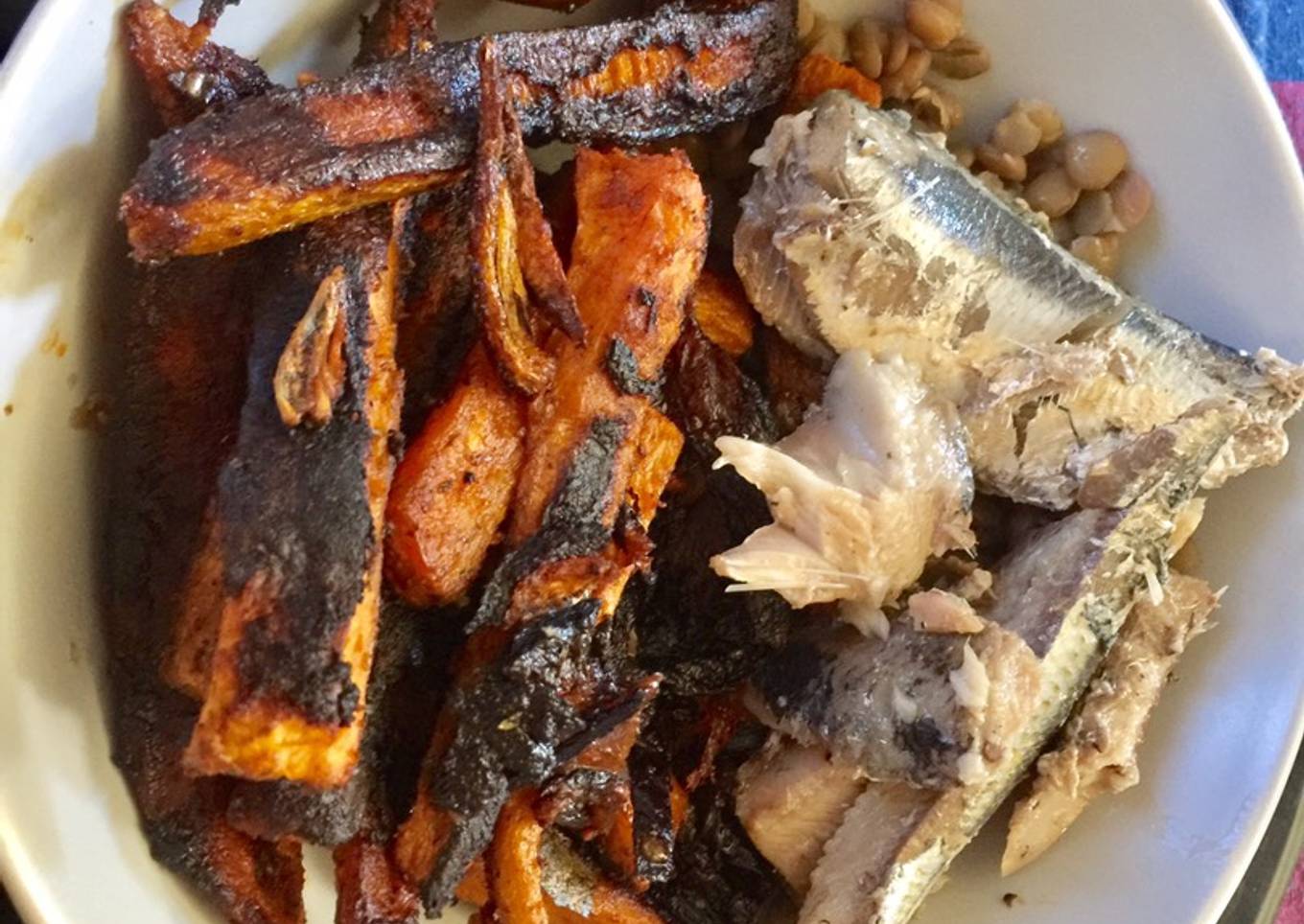 Boniatos asados con sardinas y lentejas