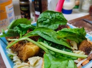 Una foto de Ensalada de Tornillos con Crotones con Mayoketchu con Aguacate