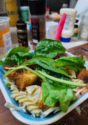 Una foto de Ensalada de Tornillos con Crotones con Mayoketchu con Aguacate