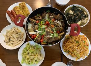 Hình của món 간장 갈비찜 - Sườn rim tương Hàn Quốc.