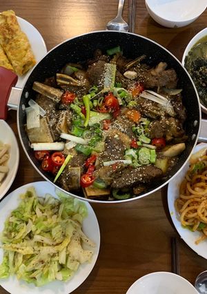 Hình của món 간장 갈비찜 - Sườn rim tương Hàn Quốc.