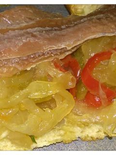 Una foto de Tosta de anchoas con cebolla caramelizada