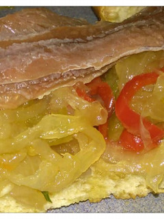 Una foto de Tosta de anchoas con cebolla caramelizada