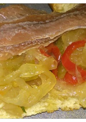 Foto principal de Tosta de anchoas con cebolla caramelizada
