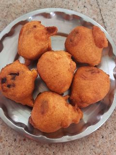 உருளைக்கிழங்கு போண்டா(potato bonda recipe in tamil) செய்முறை முக்கிய புகைப்படம்