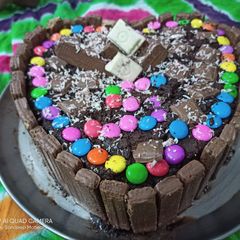 A picture of Kitkat chocolate cake.