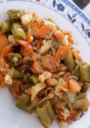 Una foto de Camarones 🦐 con vegetales salteados