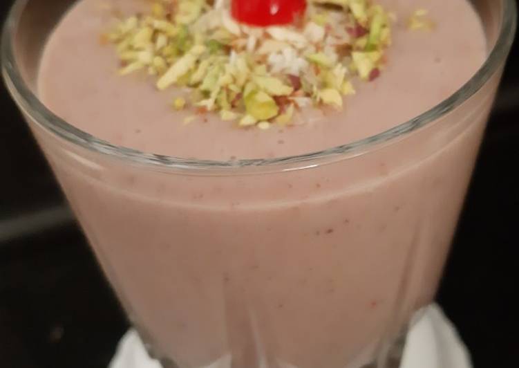 Steps to Make Speedy Strawberry Banana Smoothie