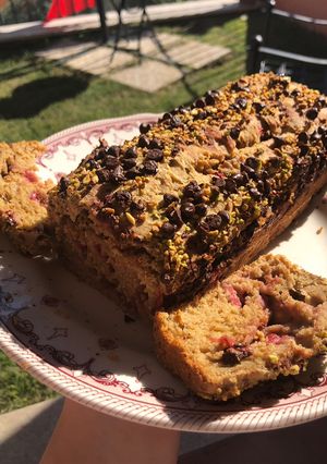 Foto di Plum-cake light senza glutine alle fragole con granella di pistacchio e gocce di cioccolato