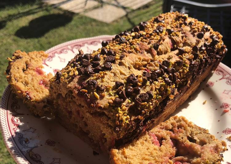 Plum-cake light senza glutine alle fragole con granella di pistacchio e gocce di cioccolato