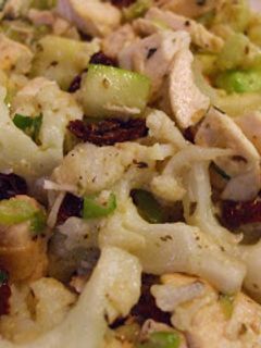 Penne rigate, aszalt paradicsommal, sült csirkemellel és friss párolt zöldségekkel recept fotója