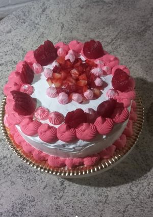 Una foto de Torta de vainilla con crema chantilly y frutillas 🍓