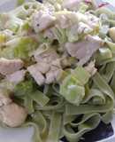 Pollo con puerro a la crema, con fetuccini