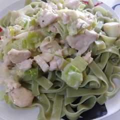 Una foto de Pollo con puerro a la crema, con fetuccini
