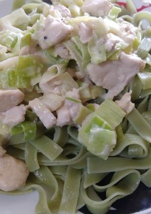 Una foto de Pollo con puerro a la crema, con fetuccini