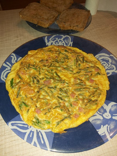 Una foto de Tortilla de espárragos trigueros y tacos de jamón