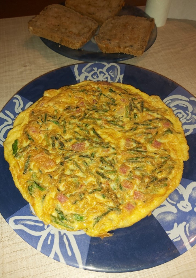 Una foto de Tortilla de espárragos trigueros y tacos de jamón