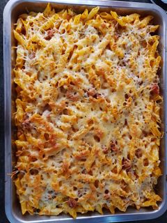 Una foto de Macarrones con chistorra roja con carne picada gratinados
