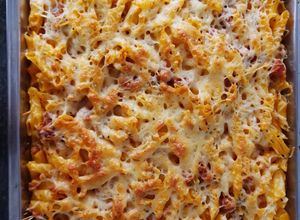 Una foto de Macarrones con chistorra roja con carne picada gratinados