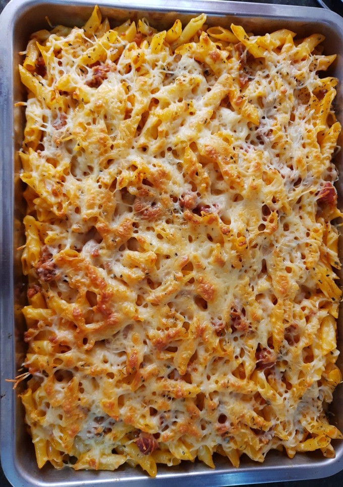 Una foto de Macarrones con chistorra roja con carne picada gratinados