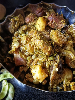 उंधियु (undhiyu recipe in marathi) रेसिपी चे मुख्य फोटो