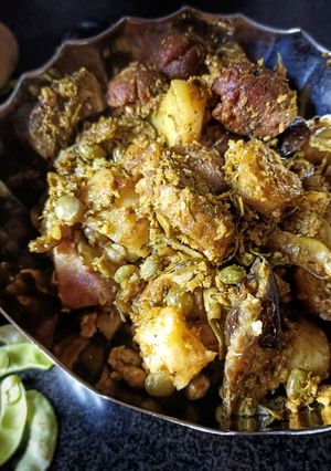 उंधियु (undhiyu recipe in marathi) रेसिपी चे मुख्य फोटो 