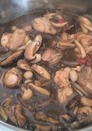 Gambar Ayam stim bersama cendawan shiitake Dan shimeji