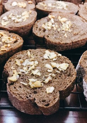 Hình của món Bánh mỳ đen bơ tỏi.