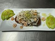 Una foto de tapas con gulas