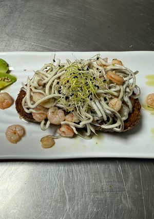 Una foto de Tosta de gulas y gambas 🍤
