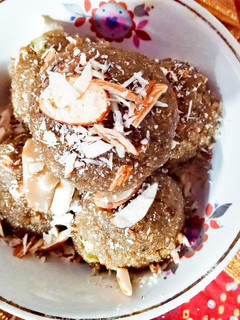 बाजरे के आटे के गुड़ के लड्डू (bajre ke aate ke gur ke ladoo recipe in Hindi) रेसिपी मुख्य फोटो