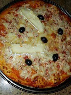 صورة لوصفة بيتزا بالصلصة 🍅 والكامومبار 🧀 🍕