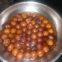 A picture of Gulab jamun.