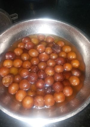 A picture of Gulab jamun.