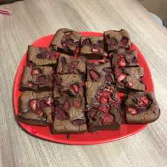 O poză a rețetei Prăjitură cu ciocolată și căpșune.