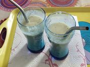 Una foto de batido de piña y kiwi