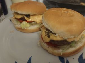 O poză a rețetei Bugeri făcuți în casă cu brânză cheddar.