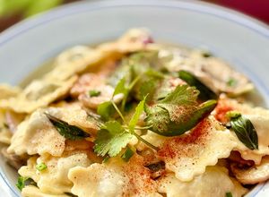 Une photo de 💚 Raviolis à la Crème, aux Champignons et aux Herbes Fraîches. (Végétarien)