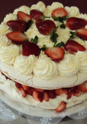 Una foto de Pavlova de frutas
