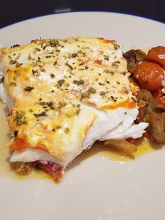 Una foto de Merluza cremosa al horno con verduras asadas