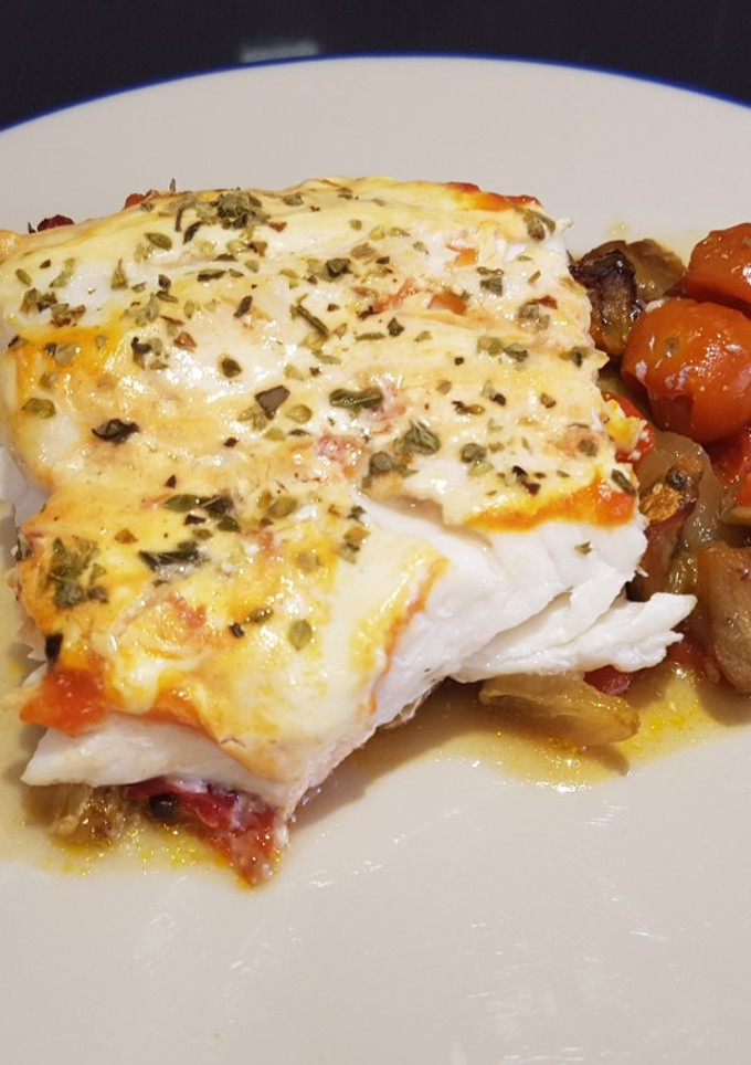 Una foto de Merluza cremosa al horno con verduras asadas