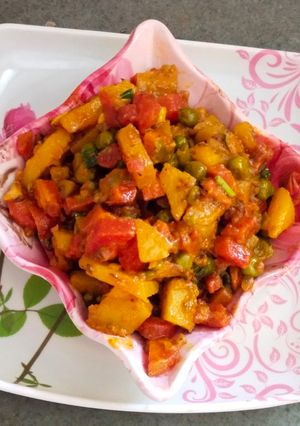 आलू,मटर,गाजर की सब्जी (Aloo matar gajar ki sabzi recipe in hindi) रेसिपी मुख्य फोटो