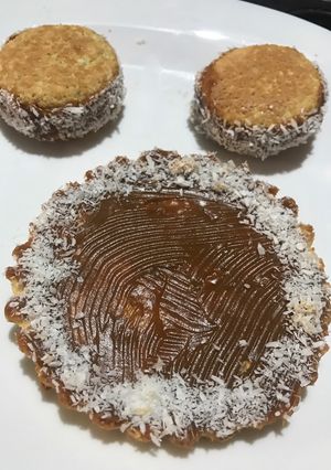 Una foto de Alfajorcitos y tartita de coco 🌴🥥
