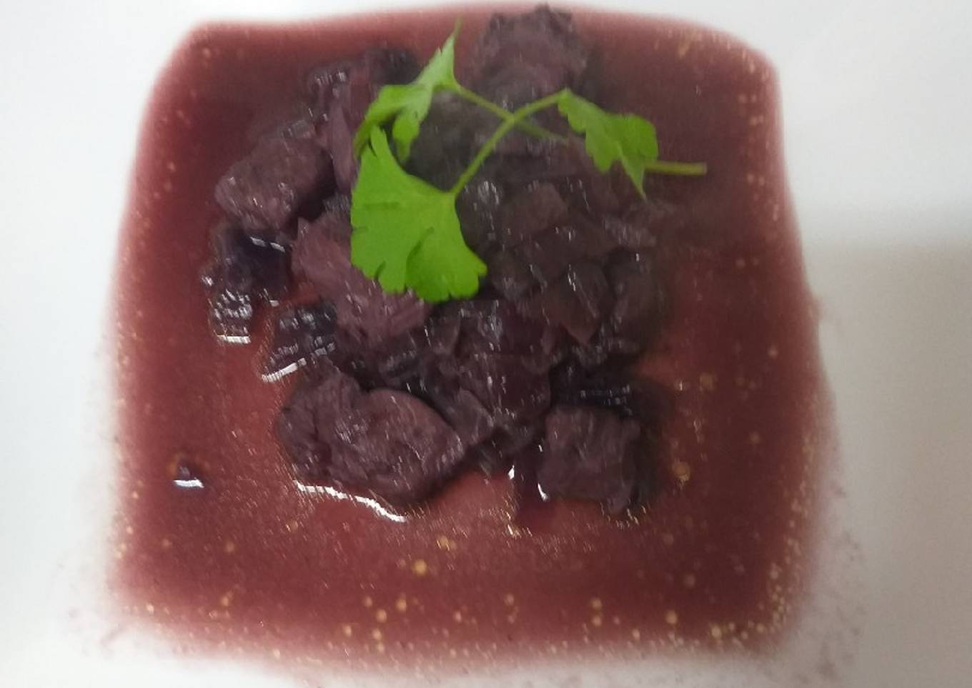 Pechuga de pollo con cebolla caramelizada al vino tinto